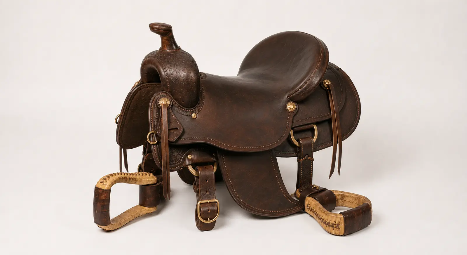 Western leather saddle front horn angle