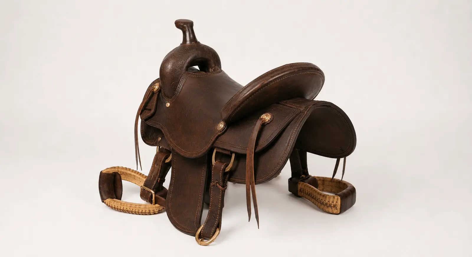 Western saddle rear cantle angle