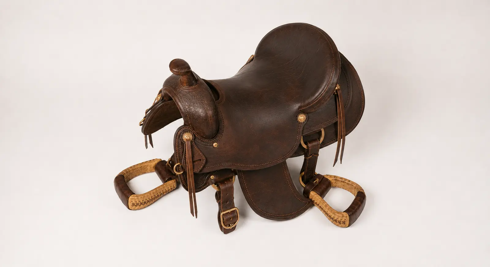 Western saddle top seat angle